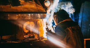 Man welding with appropriatie protecion